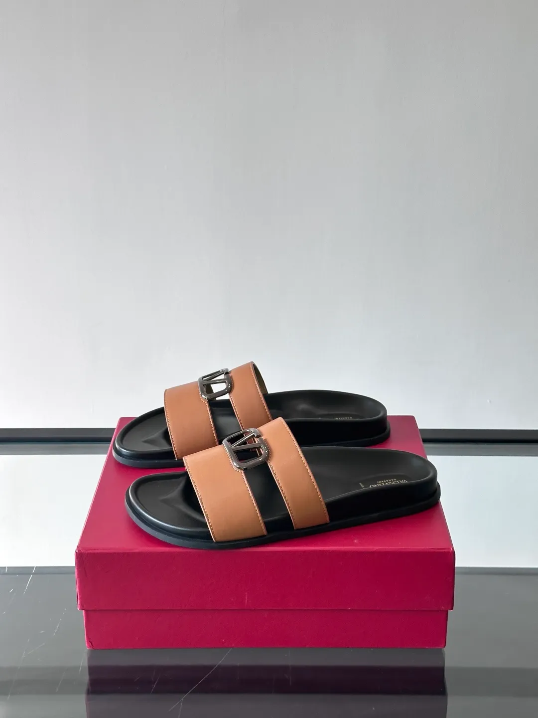 Men's shoes 💰p320 "VALENTINO" Valentino Men's 🧍‍♂️ Spring and summer new style metal rivet flat slippers, elegant sandals, the same style worn by celebrities, original molding, imported calfskin. Rubber outsole. Soft and durable, full set of counter packaging size: 39-44 (customized at 38.45.46)